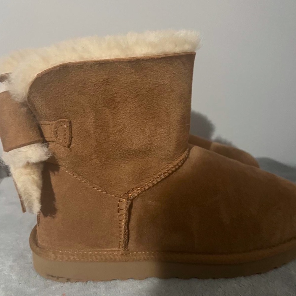 UGG CLASSIC 
HERITAGE BOW CHESTNUT BOOTS